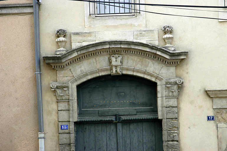 Portail sur la rue du Berteuil, partie haute.