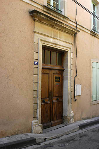 Petite porte sur le local paroissial, rue du Berteuil.