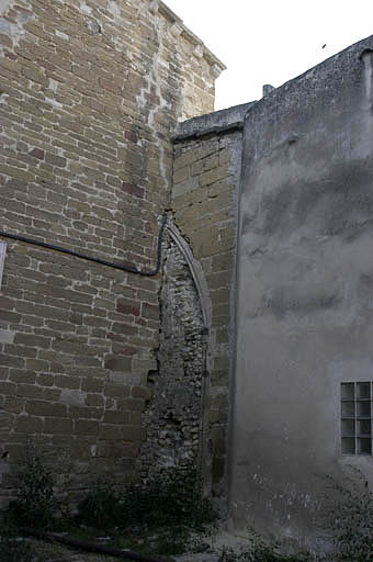 Façade ouest de l'église, arcade de la chapelle sud.