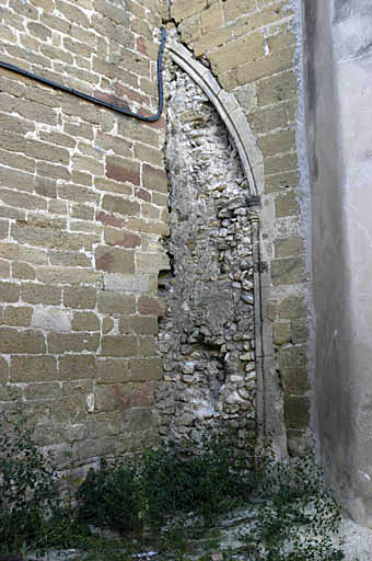 Façade ouest de l'église, arcade de la chapelle sud.