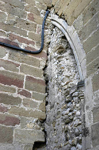 Façade ouest de l'église, arcade de la chapelle sud.