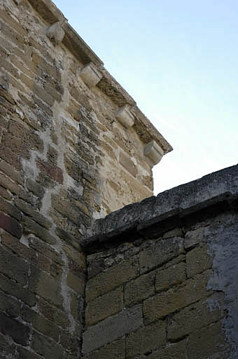 Façade ouest de l'église, partie sud avec mur de la chapelle sud.