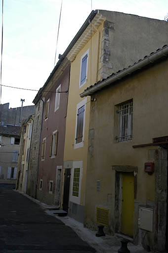 Maisons accolées à la façade nord de l'église.