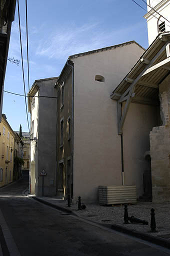 Chevet de l'église rue du Berteuil, côté sud avec maison voisine.