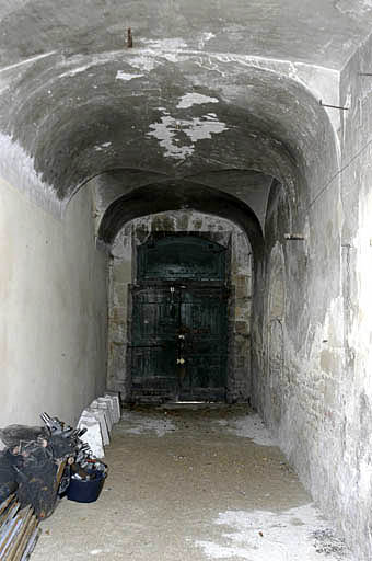 Vestibule d'entrée depuis la rue du Berteuil, de l'ouest vers l'est.