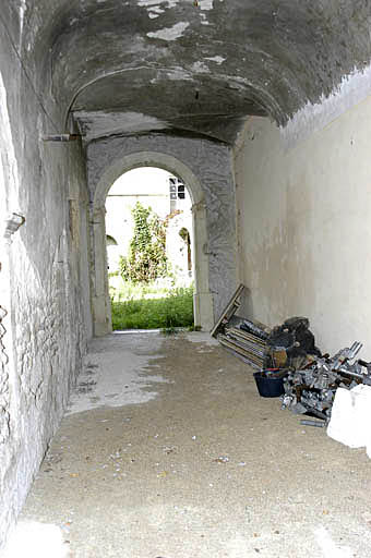 Vestibule d'entrée depuis la rue du Berteuil, de l'est vers l'ouest.