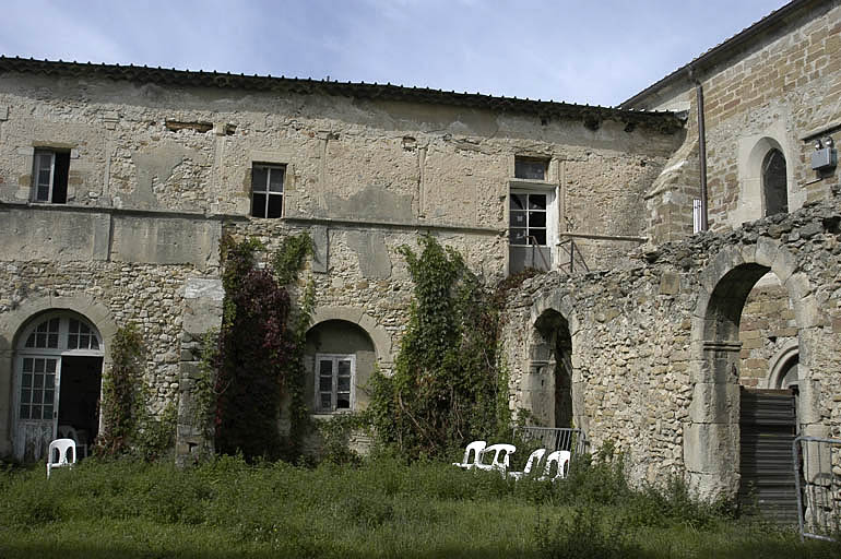 Cloître, angle nord-ouest.