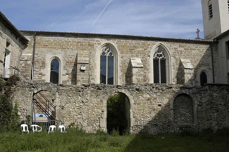 Mur sud de l'église et aile nord du cloître.