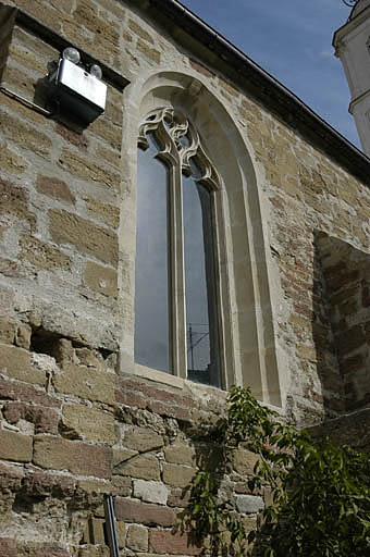 Mur sud de l'église, baie de la cinquième travée.