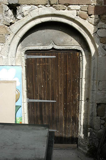 Mur sud de l'église, porte dans la deuxième travée.