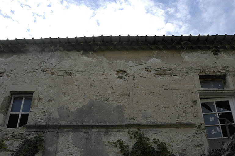 Cloître, aile ouest, galerie du premier étage aujourd'hui bouchée.