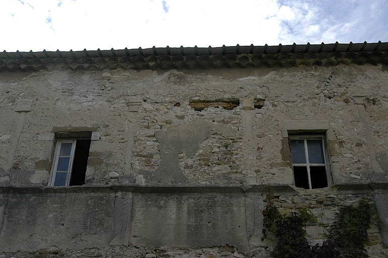 Cloître, aile ouest, galerie du premier étage aujourd'hui bouchée.