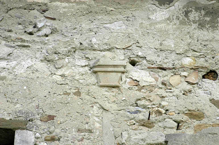 Cloître, aile ouest, galerie bouchée du premier étage, chapiteau.