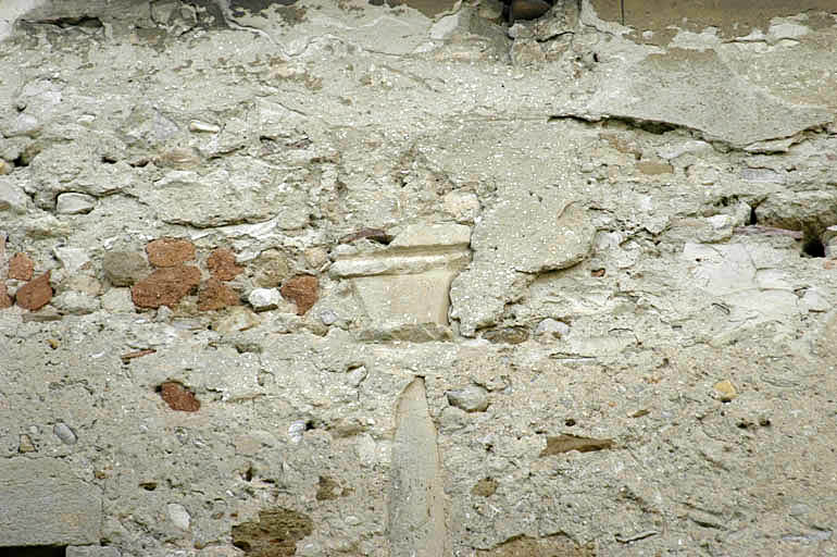 Cloître, aile ouest, galerie bouchée du premier étage, colonnette et chapiteau.