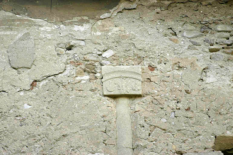 Cloître, aile ouest, galerie bouchée du premier étage, colonnette et chapiteau.