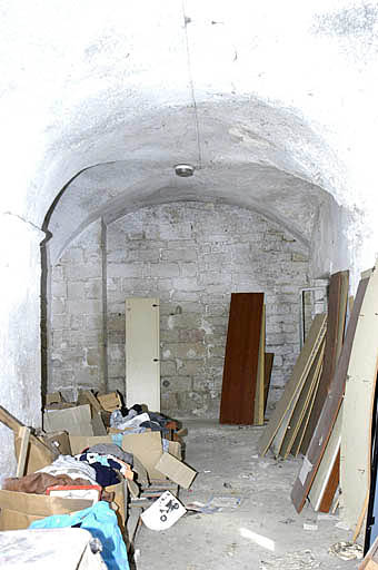 Cloître, galerie ouest, rez-de-chaussée, du sud vers le nord, mur sud de l'église et contrefort.