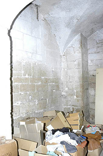 Cloître, galerie ouest, rez-de-chaussée, mur sud de l'église.