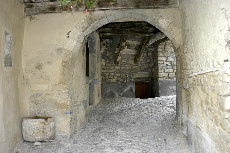 Vue du passage sous le portail.