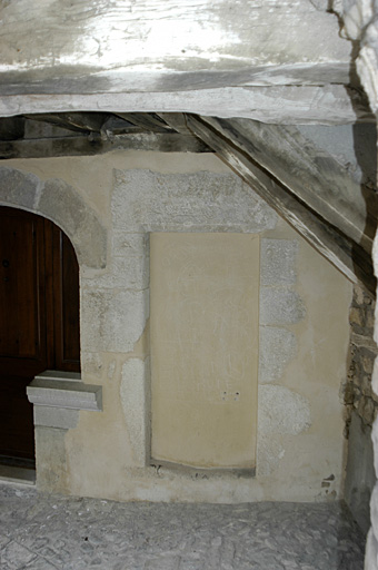 Vue du passage sous le portail, l'entrée de la maison.