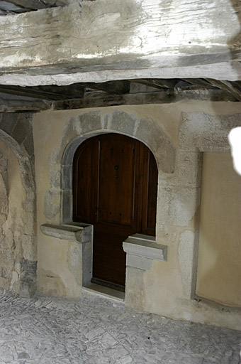 Vue du passage sous le portail, l'entrée de la maison.