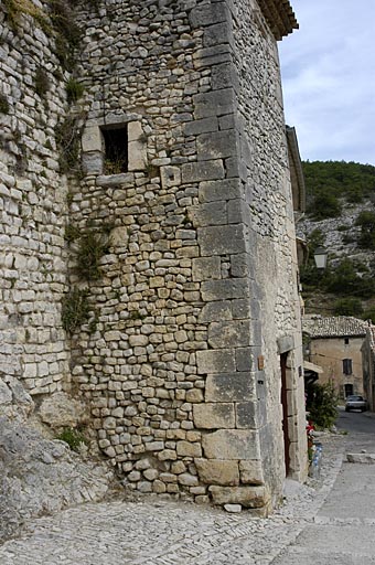 Vue d'une tour carrée attenante.