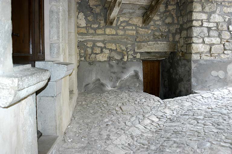 Vue du passage, porte d'une maison.