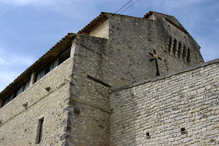 Vue de la façade sud de la maison mitoyenne et des parties hautes du portail.