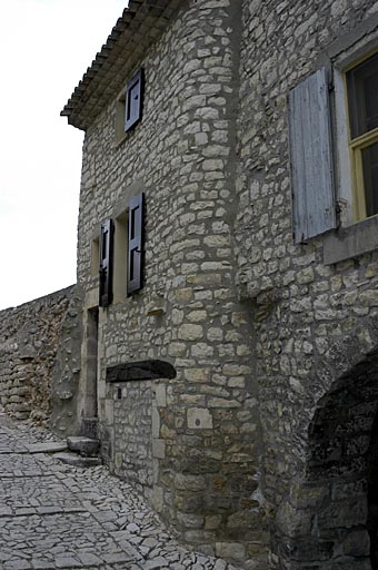 Vue du passage et d'une maison.