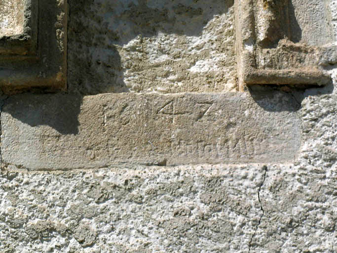 Vue du portail sud, détail de l'emplacement des armoiries et date 1547 ou 1647.