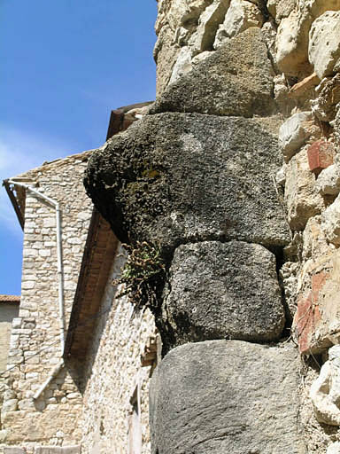 Vue de la première cour intérieure, détail d'un montant d'un portail plus ancien.