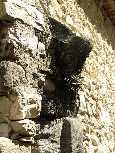 Vue de la première cour intérieure, détail d'un montant d'un portail plus ancien.