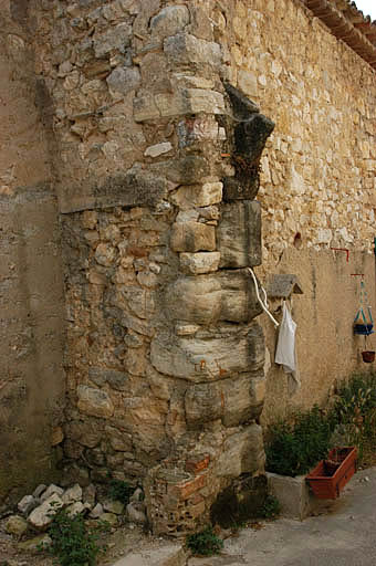 Vue de la première cour intérieure, détail d'un montant d'un portail plus ancien.