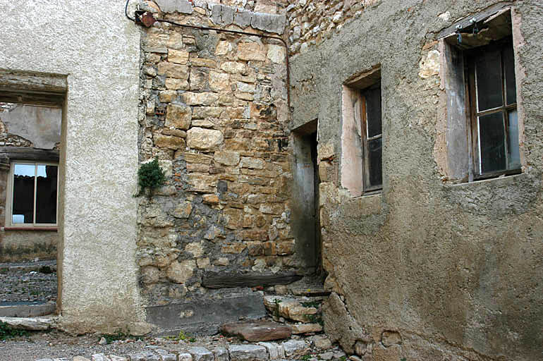 Vue de la basse cour, le corps de logis oriental.