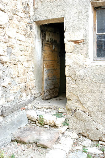 Vue de la basse cour, le corps de logis oriental, détail de la porte d'accès à la pièce renfermant des peintures.