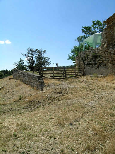 Vue des annexes au sud, les restanques.