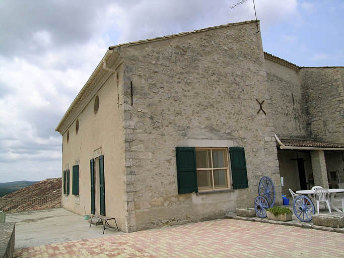 Vue du corps de logis oriental, la façade nord devant la terrasse.