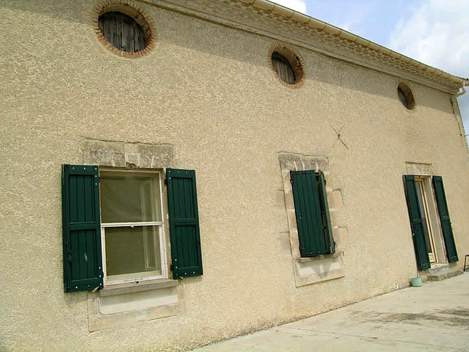 Vue du corps de logis oriental, la façade Est devant la terrasse.