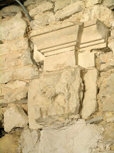 Vue dans l'appentit nord des traces du portail nord, détail.