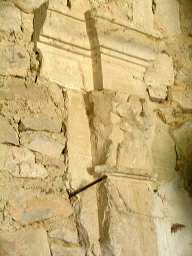 Vue dans l'appentit nord des traces du portail nord, détail.