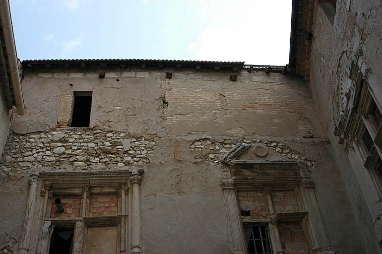 Vue de la cour intérieure, la façade nord, détail des parties hautes.