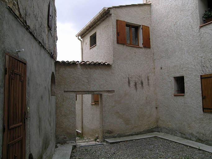 Vue de la cour intérieure vers la basse cour.