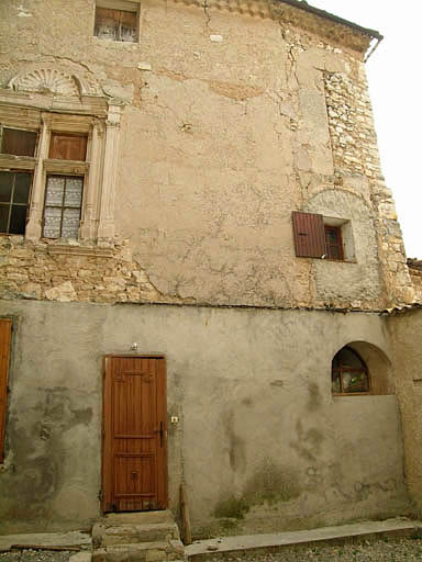 Vue de la cour intérieure, la façade latérale orientale, traces des galeries superposées fermant la cour au sud.