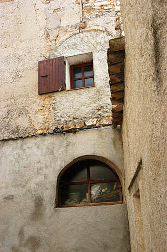 Vue de la cour intérieure, la façade latérale orientale, traces des galeries superposées fermant la cour au sud.