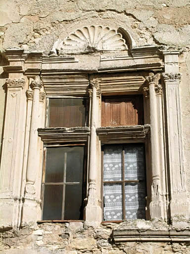 Vue de la cour intérieure, la façade latérale orientale, fenêtre à meneaux surmontée d'une coquille.