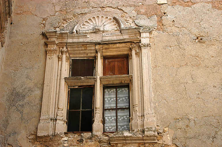 Vue de la cour intérieure, la façade latérale orientale, fenêtre à meneaux surmontée d'une coquille.