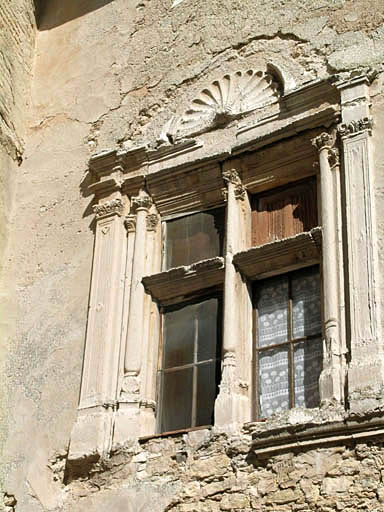 Vue de la cour intérieure, la façade latérale orientale, fenêtre à meneaux surmontée d'une coquille.