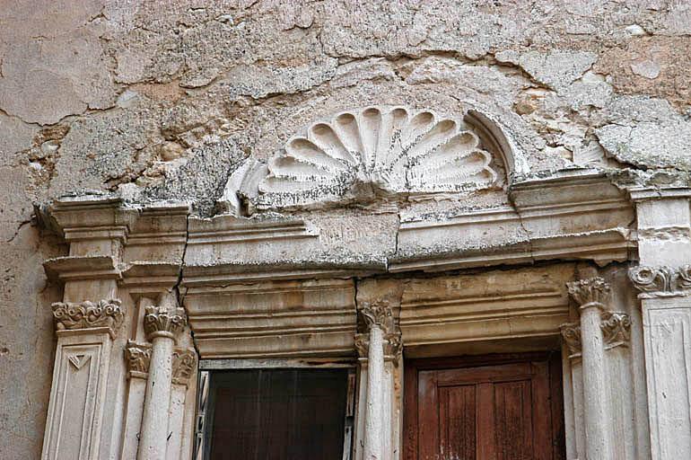 Vue de la cour intérieure, la façade latérale orientale, fenêtre à meneaux, détail.