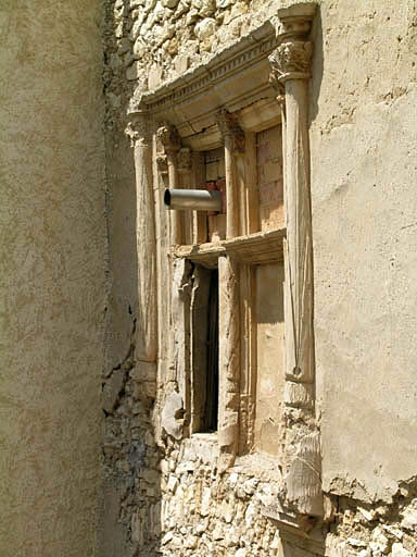 Vue de la cour intérieure, la façade nord, une des deux fenêtres à meneaux.