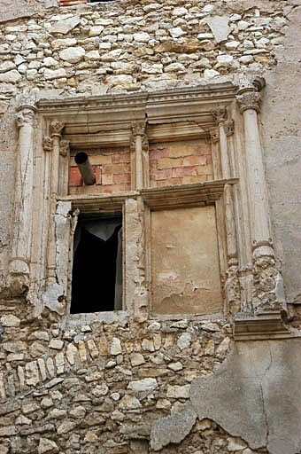 Vue de la cour intérieure, la façade nord, une des deux fenêtres à meneaux.