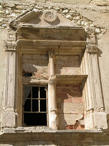 Vue de la cour intérieure, la façade nord, une des deux fenêtres à meneaux.